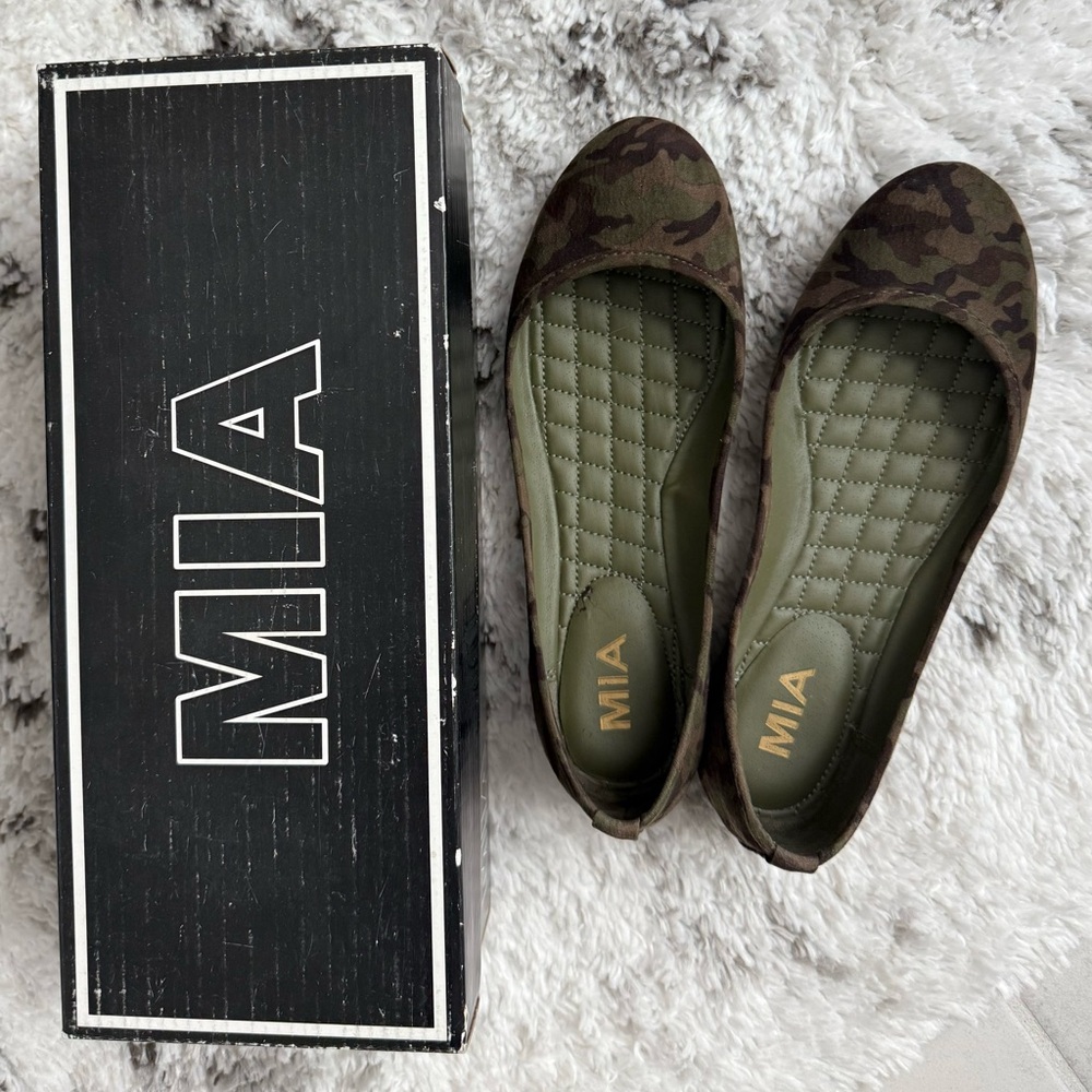 MIA Women's Green Camouflage Flats